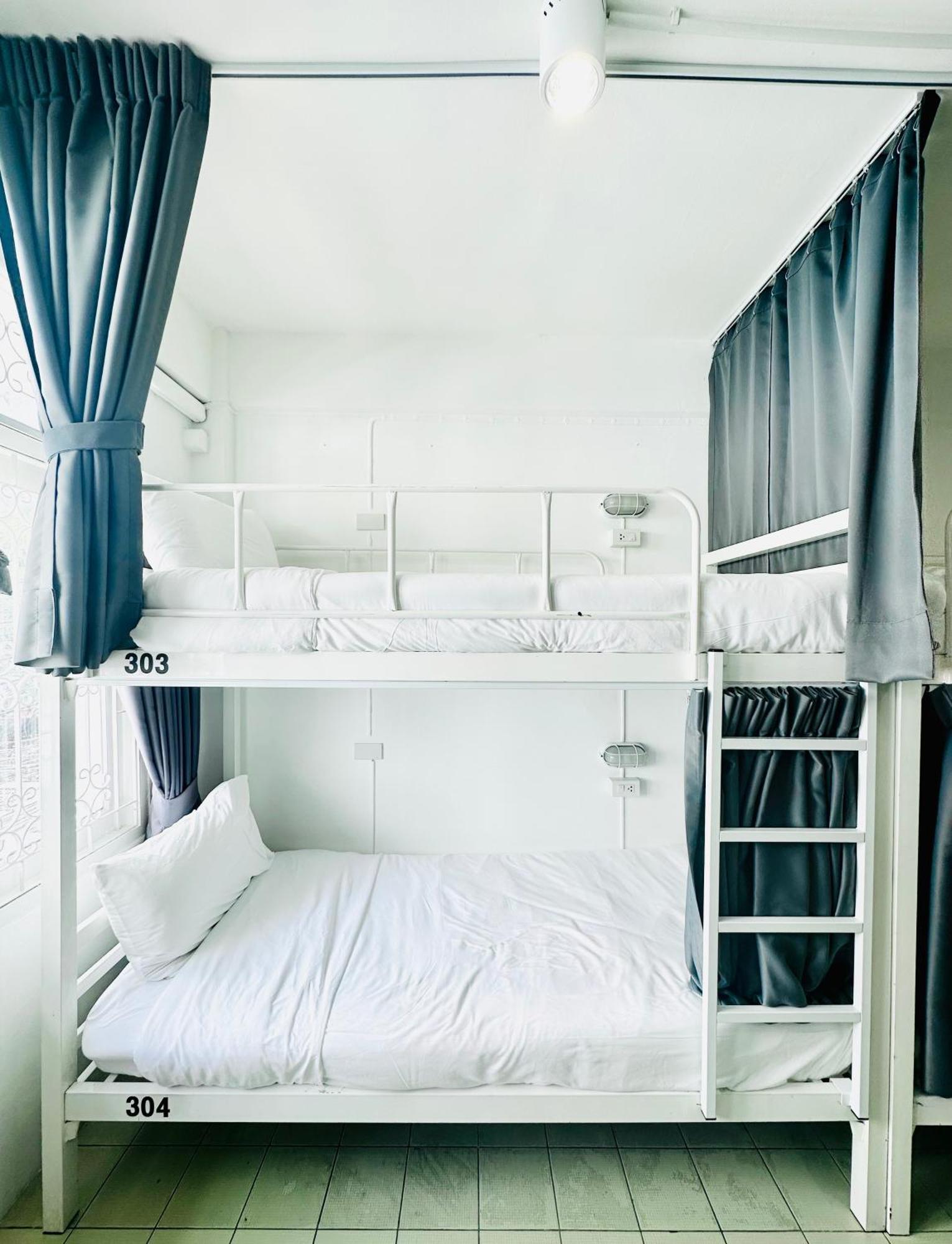Piccolo Sukhumvit Hostel- Self Check-In After 6 Pm Банкок Екстериор снимка