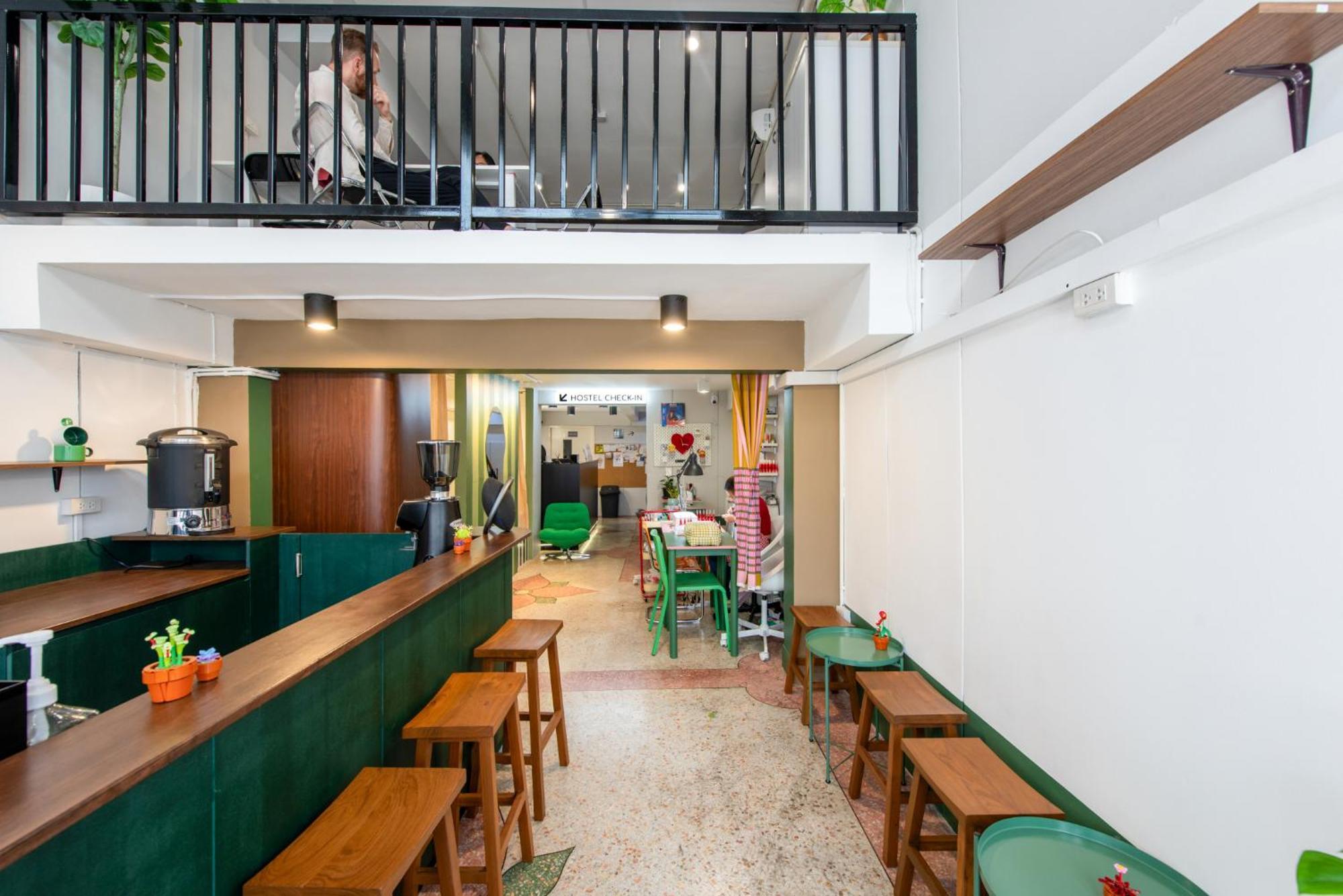 Piccolo Sukhumvit Hostel- Self Check-In After 6 Pm Банкок Екстериор снимка